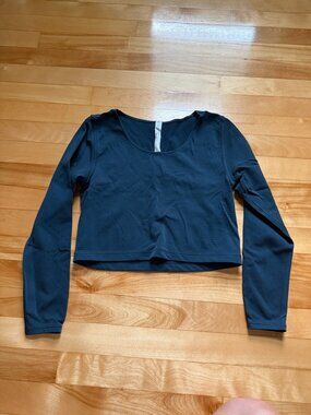 Lululemon long-sleeve cropped T, size 10, navy blue